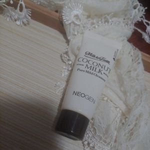 Neogen ▪ milk to foam coconut milk cleanser